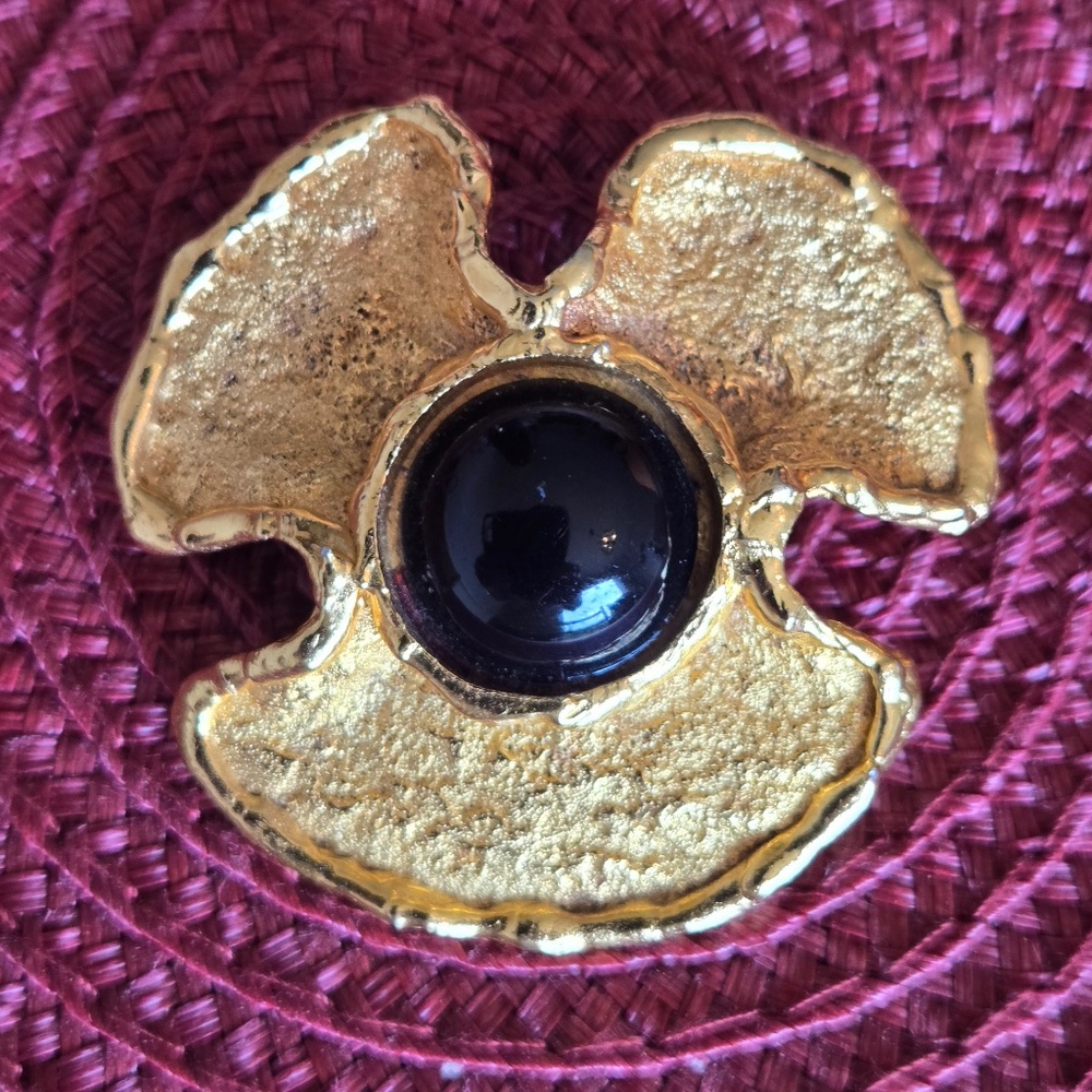 ✨ Unsigned large gold-tone flower brooch ✨